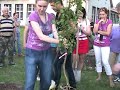Andrzej Piaseczny zasadzi� drzewo przy hospicjum w Kluczborku