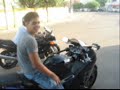 Guilherme e Iury pilotando moto