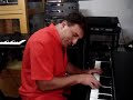 Django tecladista Tocando um Piano Suete Tipo Fender Django tecladista Tocando um Piano Suete Tipo Fender