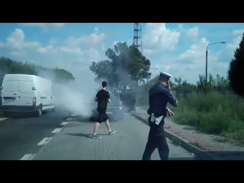 OŻAR RADIOWOZU. KIEROWCY UDAWALI, ŻE NIC NIE WIDZĄ. POLICJA NIE MIAŁA GAŚNICY