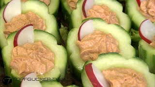 Gefüllte Gurke auf Pumpernickel | Fingerfood