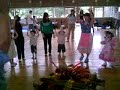 Gabriel Hideki cantando na escola
