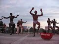 outre l'euphorie qu'ils provoquent par leur extraordinaire �nergie, les djiguiya utilisent la musique pour sensibiliser la population � des valeurs qui ont tendance � s'effriter, tant dans les soci�t�s africaines que dans les soci�t�s occidentales. ils pr�nent donc le respect de l'autre et la compr�hension mutuelle en m�langeant savoirs et savoir-faire traditionnels � des paroles modernes �voquant ces pr�occupations actuelles. leur conception de la culture africaine comme v�ritable outil de d�veloppement s'illustre au travers de projets sociaux et de formation dans lesquels ils investissement l'argents gagn� lors des concerts et des tourn�es en afrique, en europe et en chine.
sur sc�ne, acrobaties, sauts p�rilleux, percussions de feu et balafon pentatonique secouent le public � coups de d�charges successives d'une incroyable �nergie lib�ratrice.

en tourn� dans toute l'europe, ces derniers assistaient au festival international de folklore de ch�teau-gombert organis� par le roudelet felibren. qui aurait pu mieux repr�senter nos actions au burkina que ces derniers? nous nous battons pour les m�mes causes ....