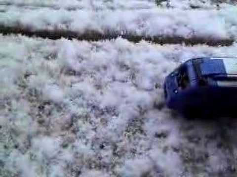 電車チョロQ883系を雪の上で走らせる