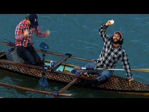 PHI@SF: Fan almost gets wet retrieving a splash foul_Best videos: Baseball