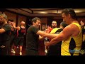 IP Man'i izleyip gaza gelmiş tüm toplumumuza hediyemdir :) Wing Tsun denen meret şöyle bir şeydir. Eğitimi de gayet yapılabilir bir teknikler demetinden oluşur. http://www.youtube.com/watch?v=SQtPUZ7pZBA&feature=related