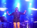 Amaral cantando una de sus mejores canciones de GatoNegro Dragón Rojo en Caspe (15-8-08)Letra:PerdónamePor todos mis erroresPor mis mil contradiccionesPor las puertas que crucéDiscúlpamePor quererte igual que antesY por no poder callarmeNi siquiera hoy lo haréHay demasiados corazones sin consueloY es demasiado frío este momentoCuando siento que te pierdoEntiéndemeCon todas mis locurasFueron la mitad más unaDe las que te he visto hacerDiscúlpameSi te duele lo que veoDemasiados buitres negrosTú eres demasiado bueno para ellosTú eres demasiado bueno para ellosHay demasiados corazones sin consueloY es demasiado frío este momentoHay demasiados corazones sin consueloY es demasiado frío este momentoCuando siento que te pierdo...