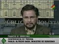 Cobija, 16 Sep (Erbol).- Un contingente militar fuertemente pertrechado tomó este martes el edifico de la prefectura del departamento de Pando y detuvo al prefecto Leopoldo Fernández por desacato al estado de sitio en un operativo que no halló resistencia de grupos de choque.Aproximadamente a las 10.15 horas, dos camiones cargados de efectivos militares ingresaron al centro de Cobija, donde está ubicada la prefectura pandina. Uno de los contingentes militares dispersó inmediatamente a la gente que se encontraba en la plaza principal y otro grupo de uniformados ingresó al interior del edificio prefectural.Media horas después, Leopoldo Fernández apareció por la puerta trasera del Palacio Prefectural con resguardo militar y acompañado por el senador de Poder Democrático y Social (Podemos), Pablo Bravo, quien prestó su vehículo para que la autoridad departamental sea traslada al aeropuerto de Cobija.A penas llegó al aeropuerto Cap. Anibal Arab Fadul, el Prefecto de Pando fue subido a una avioneta con matrícula EB-003, que levantó vuelo a las 11.02 horas presuntamente con destino a la ciudad de La Paz.BIOGRAFIALeopoldo Fernández Ferreira es considerado como un cacique de pueblo que mantuvo un control casi feudal de los poderes públicos y privados en Cobija y provincias entre 1979 y 2005. Fue funcionario público en las dictaduras de Luis García Meza (1980-1981), Celso Torrelio y Guido Vildoso (1981-1982); responsable en Pando del Instituto Nacional de Colonización (actual INRA); parlamentario, prefecto y ministro de Gobierno de Hugo Banzer-Jorge Quiroga (1997-2002).También supo hacer fortuna. Sus vecinos de Cobija saben que no concluyó sus estudios de Ingeniería Civil, ni de Ciencias Políticas, en la UMSA pero sí fue gerente de empresas como Peti Ray (1974) e Indusas (1978), aunque sí tuvo una prolífica carrera política, en la que combinó prebenda y amedrentamiento, y demostró ser un aventajado alumno de García Meza y Bánzer.Se cree que García Meza le regaló tierras. Ahora Fernández está metido en el negocio de la castaña y de la ganadería. Declaró a la Contraloría un patrimonio personal de 1,4 millones de dólares.Fernández está bien relacionado con madereros, aserradores y terratenientes locales como los Sonnenschein, Hecker Hasse, Becerra Roca, Vaca Roca, Peñaranda, Barbery Paz, Claure y Villavicencio Amuruz, entre otros, que concentran miles de hectáreas de tierras fértiles.A fines de 2005 comenzó a enfrentársele, Miguel 