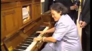พระเทพ ทรง เล่น เปียโน