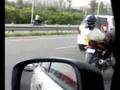 Dude TXT'ing while on Motercycle !!!!!!!!