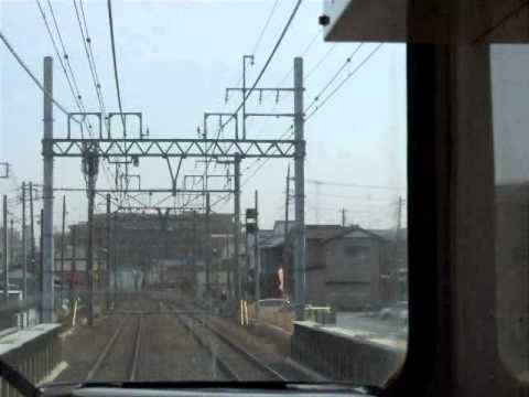 春日部駅に入っていく
