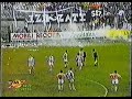 isolaliri-sora 4-0 (isola liri,stadio nazareth,25-11-90). nel filmato si vede il portiere dell'isolaliri colpito da un oggetto lanciato dalla tribuna dei tifosi sorani. la tifoseria sorana si � anche resa protagonista di un lancio di oggetti verso l'intera terna arbitrale (prendendo a pretesto un fantomatico fuorigioco nel secondo goal dell'isolaliri, rivelatosi poi regolarissimo).
la gara, dopo che i tifosi ospiti colpirono con oggetti entrambi i guardalinee, il portiere dell'isolaliri e l'arbitro, fu sospesa dopo un'interminabile primo tempo (durato, comprese pause, circa un'ora) sul risultato di 4 reti a zero per l'isolaliri. in seguito alle intemperanze del pubblico sorano, lo stadio del sora sub� una squalifica di un anno.
in quello storico derby del campionato interregionale girone i stagione 1990-1991, i marcatori del poker isolano furono nell'ordine piochi, capasso, piochi, capasso. (more)