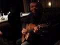 Tommy Emmanuel plays a Karol Custom Baritone Voir la Vidéo