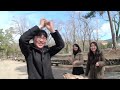 日本的古都奈良,遷都以來已經有1300年的歷史!所以世界遺產,寺廟,神社,優美的大自然在奈良處處可見. 在奈良市中心的奈良公園中，許多的野生小鹿四處漫遊，活潑可愛，成爲了奈良的最大的特徵。不過，畢竟是野生的動物，見到食物之後，多少會失去冷靜，所以有的時候還是需要注意。 中国人レポーターのチョウくんが今回紹介するのは奈良の鹿！「せんべいをあげるとお辞儀をする」という話を聞いて、本当かどうか自分で検証することにしました。鹿の大群に囲まれるチョウくん。果たして無事鹿せんべいを鹿にあげることができるのでしょうか！？そして鹿はちゃんとお辞儀をするのでしょうか！？