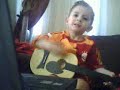 2 Yaşında hem gitar çalıp hem şarkı söylüyor. Çok şirin:)