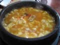済州島の朝、街の食堂で朝食をとりました。スンドゥブチゲとキムパプ（海苔巻き）で６０００ウォン（500円）
