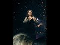 First performance: Haris AlexiouLyrics: Sofia Argyropoulou Music: Antonis Vardis Lyrics (Greek/ English translation)Απόψε θέλω να πιωTonight I want to drinkΤίποτα μετά να μη θυμάμαιNothing to rememberΜέσα στον καπνό να παγιδευτώBeing trapped in smokeΣυνέπειες να μη φοβάμαιNot to fear any consequencesΑπόψε θέλω να πιωTonight I want to drinkΜέλω να ξεφύγω από τα όριά μουI want to exceed my limitationsμέσα στον καπνό να εξομολογηθώ In tobacco I confessγια τα χαμένα όνειρα μουAbout my lost dreamsΘα  ανάβω με τσιγάρα θα σβήνω με ποτά I've lit myself with cigarettes, extinguished with drinksτώρα που πήρα τη λαχτάρα στάχτη να γίνουν όλα πια Now all weathered in ashes, longing to nothing anymoreΑπόψε θέλω να πιωTonight I want to drinkόλους και όλα να τα διαγράψωEveryone and everything to forsakeΜέσα στον καπνό να εξαφανιστώIn the smoke I disappearπίσω να μην ξανακοιτάξωNot to take another look back