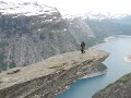 ノルウェーのオッダにあるトロルの舌を走る映像のサムネイル2