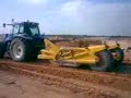 TRACTOR Y TRANSPORTADORA TRABAJANDO TRACTOR Y TRANSPORTADORA TRABAJANDO