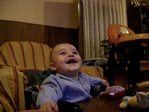 Baby's riendo carcajadas - a child laughs.