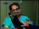 مش عم يقسى كتفوا