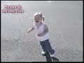 طفله تحاول  تنحاش  من ظلها