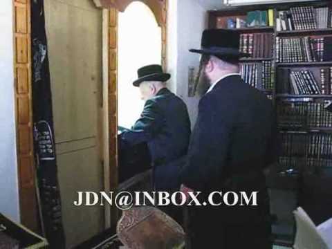 Seret Viznitz Rebbe reciting kinos in his tzfat home Tisha B’Av 5770