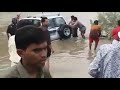 عمل بطولي عظيم : شباب يجازفون بحياتهم لانقاذ أسرة يمنية كادت تغرق في بيحان اليمنية