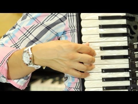 aprender a tocar acordeon - En este vídeo, nuestra profesora Vanesa, te enseñará cómo es la colocación correcta de la mano derecha a la hora de aprender a tocar el acordeón. Si quieres ...