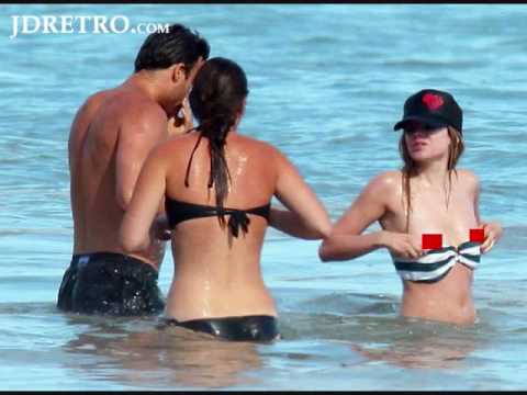 Avril Lavigne Nipple Slip!!! OOPS!!!