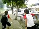 tocando um viol�o na escola