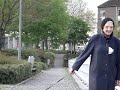 Rond 07:00 uur 's ochtends laat mevrouw haar hondjes uit. Waarom staat ze altijd op hetzelfde plekje stil. Minuten lang.1 Mei'2008
