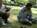Beno�t fait un bisou dans le cou � Sophie