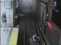 Una mujer embriagada, a punto de ser arrollada por el metro en Boston