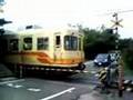 伊予鉄道の踏切(石手川公園南)と横河原行電車