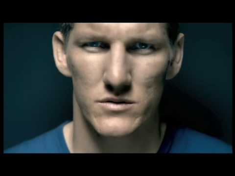 Basti haciendo publicidad