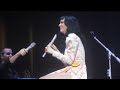 Katy Perry fingiendo tocar la flauta es descubierta