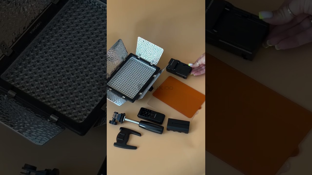 Прямоугольный видеосвет Yongnuo YN-300 III для фото и видео на штативе 2.1м с аккумулятором Прямоугольный видеосвет Yongnuo YN-300 III для фото и видео на штативе 2.1м с аккумулятором