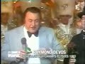 tll et r.devos pr�sentent leurs voeux aux c�t�s de m. drucker et j. poiret - champs elys�es - 1983.