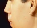 Baixe o album:http://rapidshare.com/files/13730186/1993_-_Mais_Raiva_do_que_medo.rar.htmlHá uma espada sobre a minha cabeça É uma pressão social que não quer queeu me esqueça Que tenho que estudar que eu tenho que trabalhar que tenho que ser alguém não posso ser ninguém Há uma espada sobre a minha cabeça É uma pressão social que não quer que eu me esqueça Que a minha vitória é a derrota delee o meu lucro é a perda de dele que eu tenho que competir que eu tenho que destruir Há uma espada sobre a minha cabeçaÉ uma pressão social que não quer que eu me esqueçaQue eu tenho que conformar conformar é rebelar que eu tenho que rebelar rebelar é conformar E quem conforma o sistema engole e quem rebela o sistema come E quem conforma