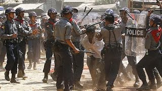 Myanmar'da öğrenciler polisle çatıştı