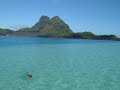 ボラボラ島 オテマヌ山をバックに泳ぐ