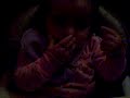 Isabella comiendo frijolitos