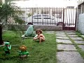 Manuela no jardim da vovó
