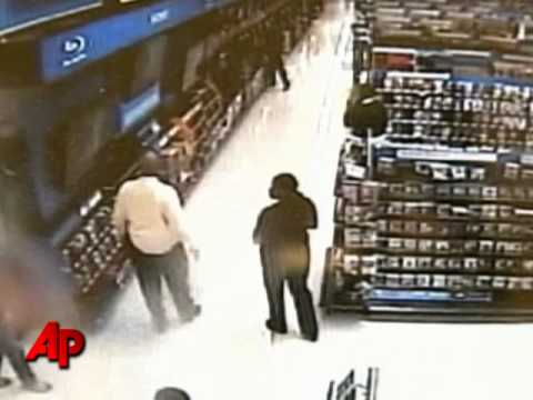 Un sujeto destruyó 29 televisores de una tienda con un bate de béisbol