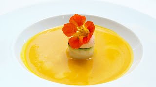 Hokkaido-Kürbissuppe mit Jakobsmuschel- Lachstörtchen
