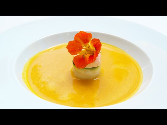 Hokkaido-Kürbissuppe mit Jakobsmuschel- Lachstörtchen