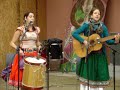Las Polleritas interpretan el tema 