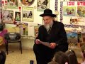 Rav Leff quizzing the kids in gan on Pesach