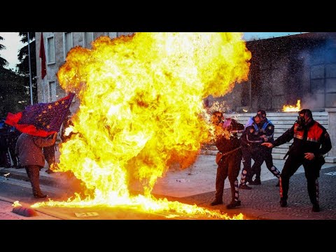 Albanien: Demonstranten greifen das Parlamentsgebäude ...